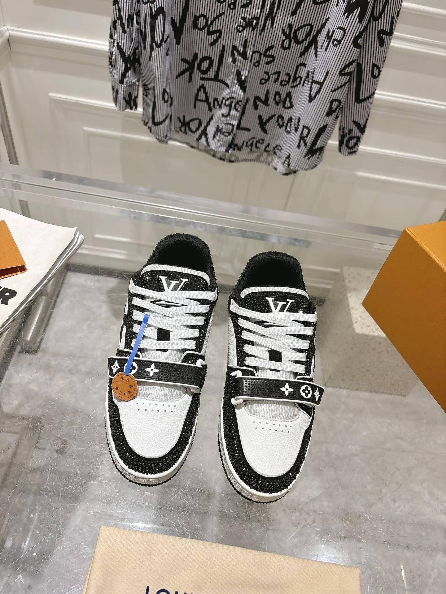 💕💕Factory direct selling price p840💕💕 Top version #couple style ⚠️ Comes with a full set of aviation box packaging ⚠️2️⃣0️⃣2️⃣5️⃣The hot LV full diamond 𝘁𝗿𝗮𝗶𝗻𝗲𝗿 series of the latest couple's sneakers, the quality has been upgraded again, the details are awesome It just doesn’t look too good! The model was sold out immediately within ten minutes of the official website going on sale. TPU outsole, mold fee is 2w+. The texture is comparable to the original version. The feet are made of polymeter micro-material and breathable British mesh. The details are the same as the original version. Please pay attention to distinguish the currency materials on the market. Size: Female 35-39, Male 39-45M